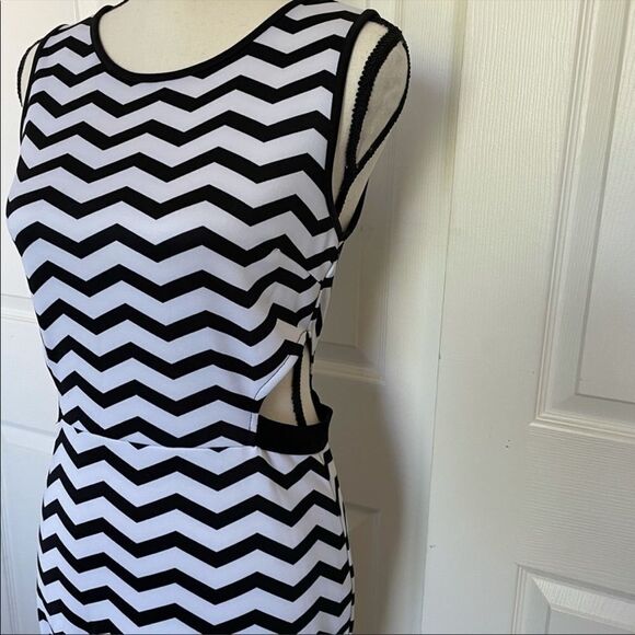 ModCloth Sis Sis Black and White Chevron Body Con Dress, Large - Picture 3 of 9